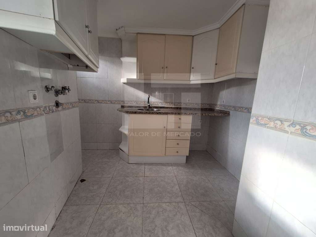 Apartamento T2 na Graça, Lisboa, perto de transportes públicos.-12