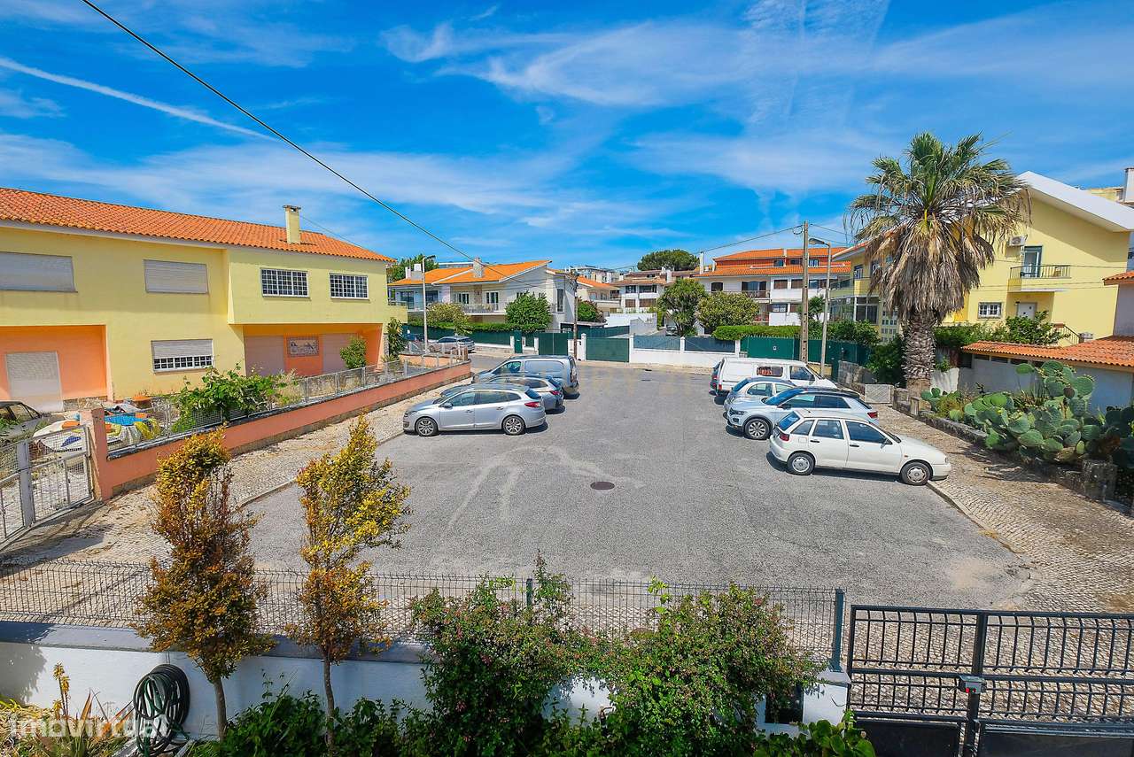 Moradia T5 em Carcavelos — Espaço, Conforto e Localização Privilegiada-45