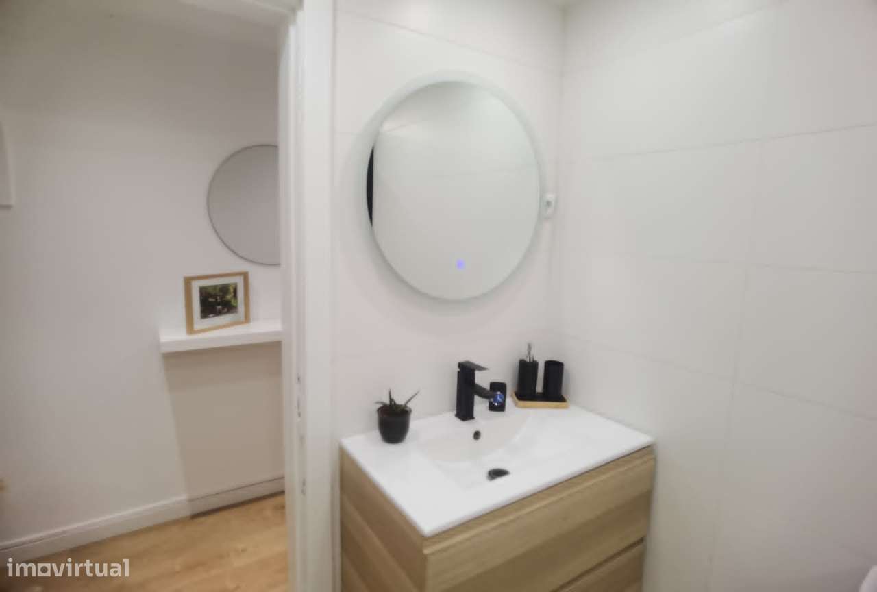 Apartamento T2 Renovado Almada-18