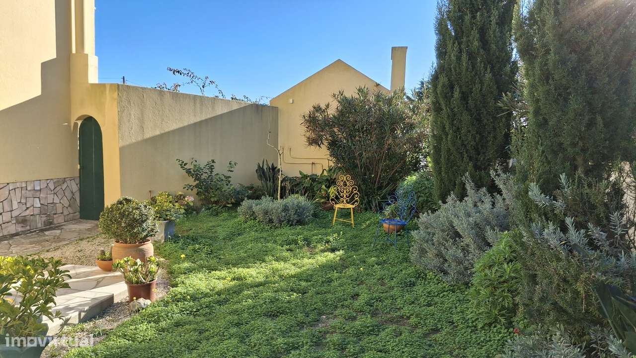 Magnifica propriedade constituída por armazém e moradia bi-familiar.-22