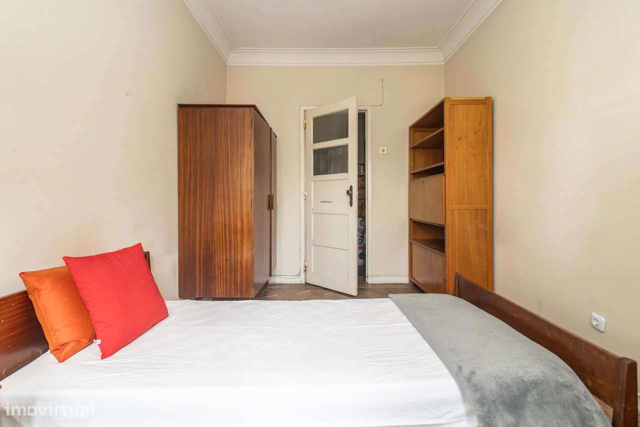 Apartamento T2, junto ao Hospital da Cruz Vermelha , em Benfica-16