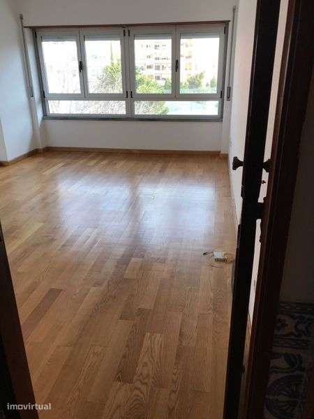 T2 renovado com elevador, varandas, arrecadação e 2 garagens. - Grande imagem: 4/10