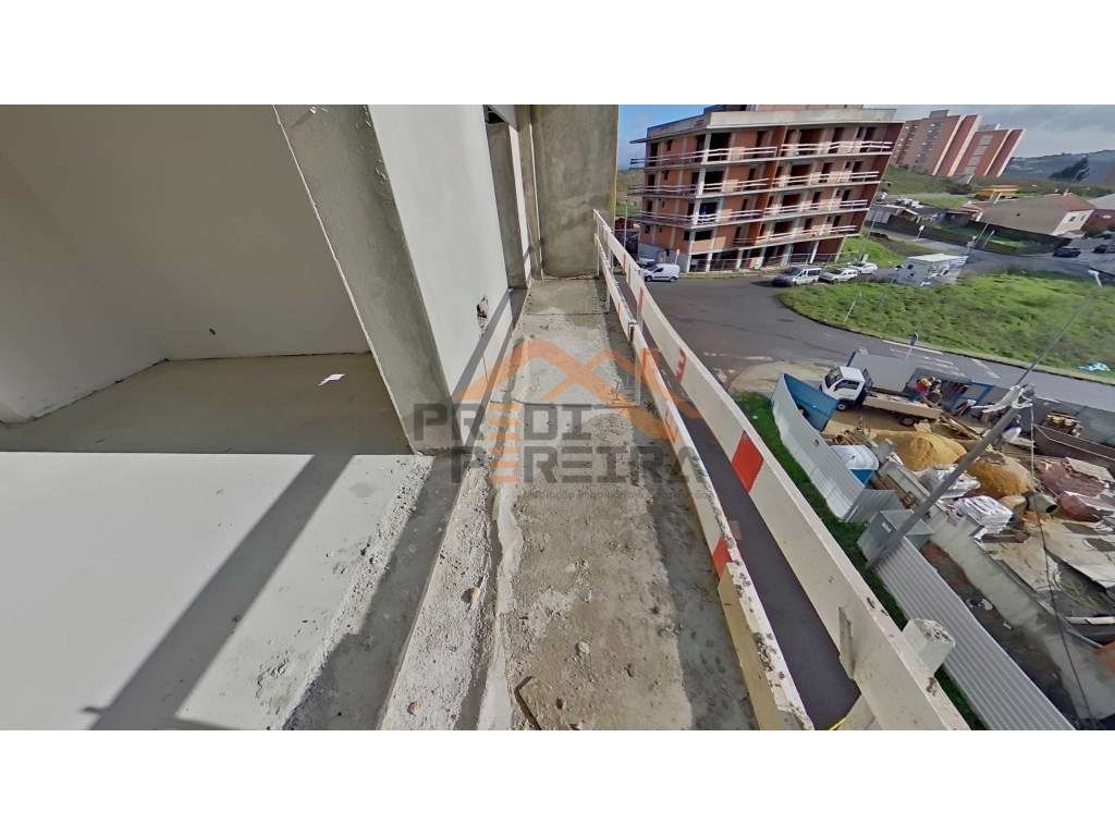 Apartamento T2, localizado em Santo António dos Cavaleiros.-11