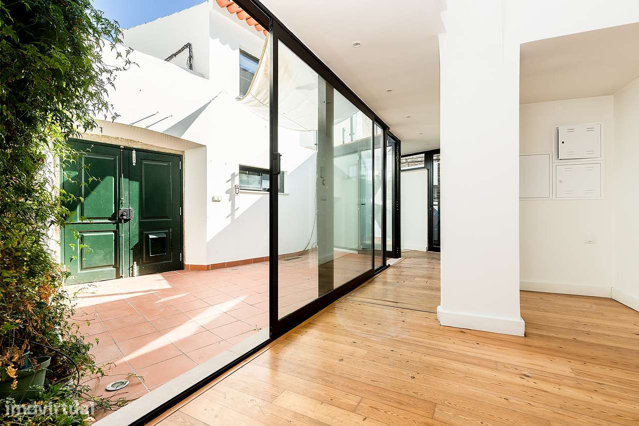 Moradia de luxo com 3 suites, pátio e varandas junto aos Meninos da Gr-2