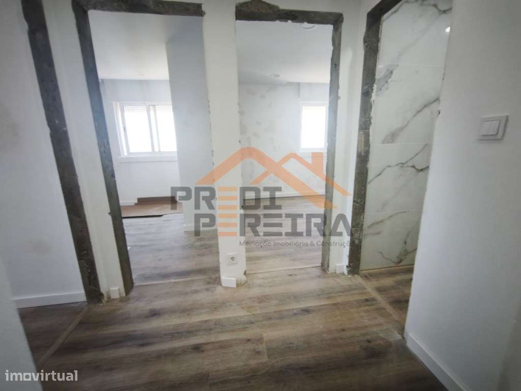 Situado em Santo António dos Cavaleiros, Torres da Bela Vista, T3 t...-8