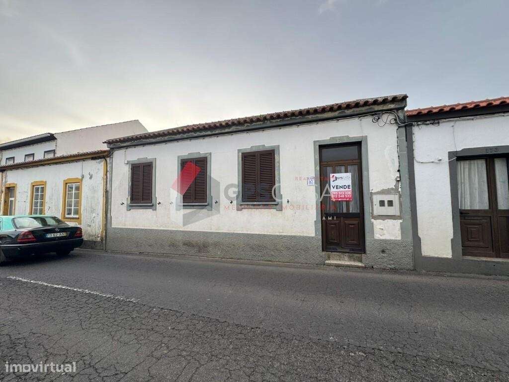 Moradia T3 com espaço exterior a poucos minutos do centro de Angra do - Grande imagem: 4/30