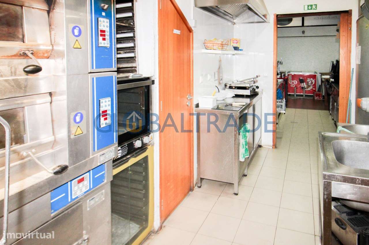 Trespasse de Confeitaria com espaço comercial equipado-18