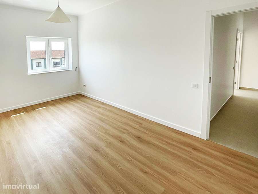 Apartamento T2, totalmente remodelado com qualidade, centro C. Rainha-9