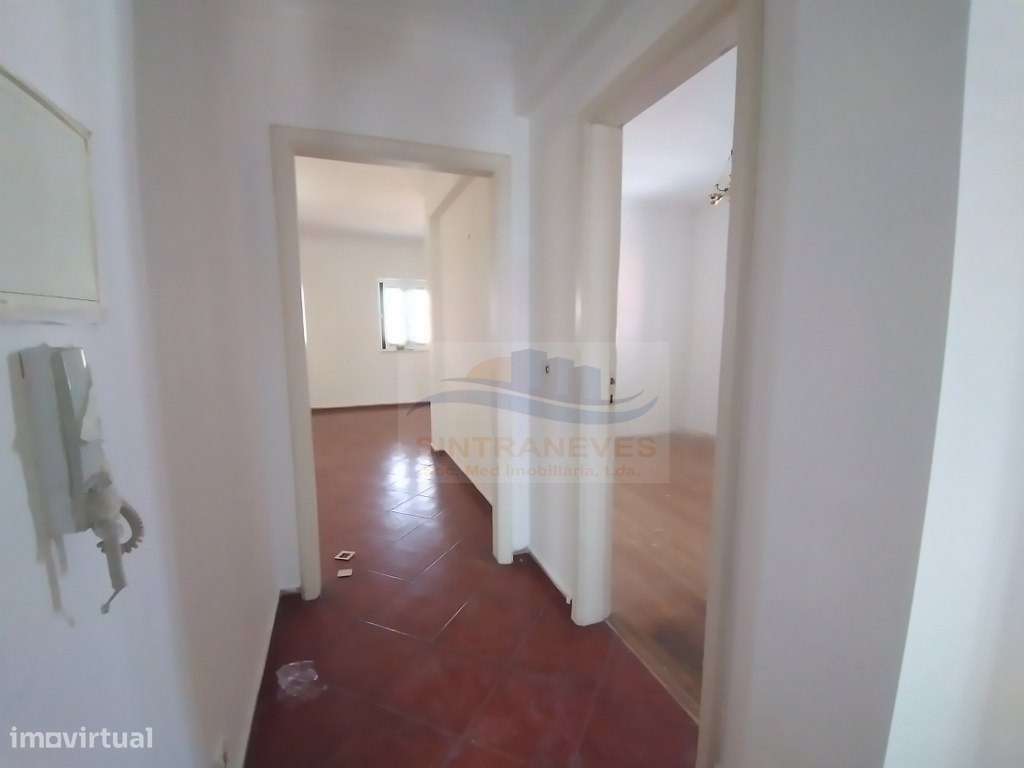 Lindo Apto T4 , totalmente remodelado num 1º andar, junto à Base Na...-19