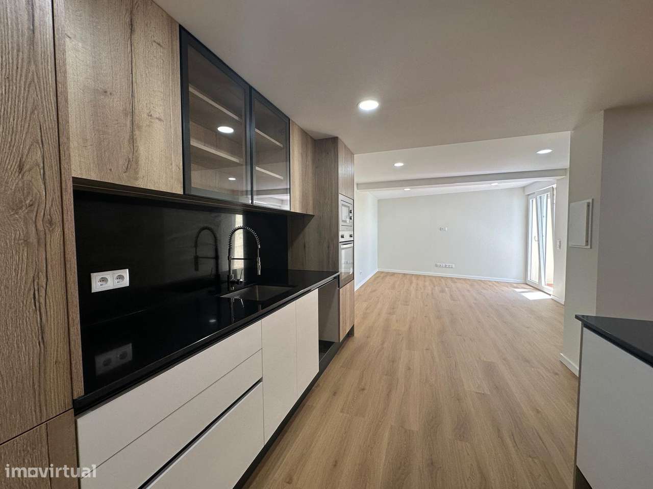 Apartamento T2 totalmente renovado, vista mar-18