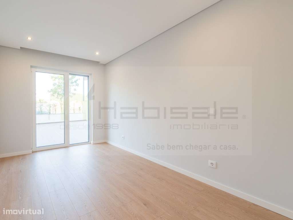 T2 Excelentes Acabamentos com Terraço e Box Perto da Praia de Carca...-13