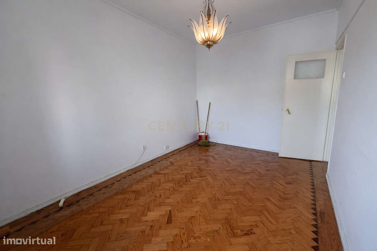 Apartamento T2 com Marquise e Excelente Potencial | Damaia de Cima – A-11