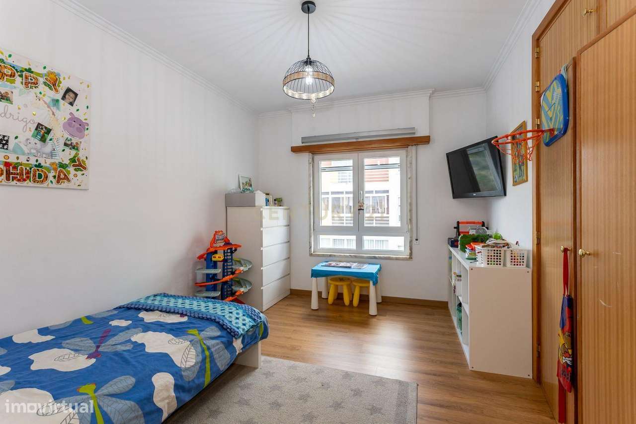 Apartamento T3 Remodelado com Arrecadação e Parqueamento-17