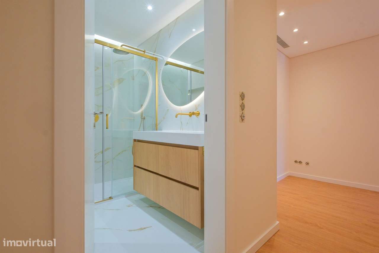 Apartamento T1 com garagem, totalmente remodelado, em condomínio com p-14