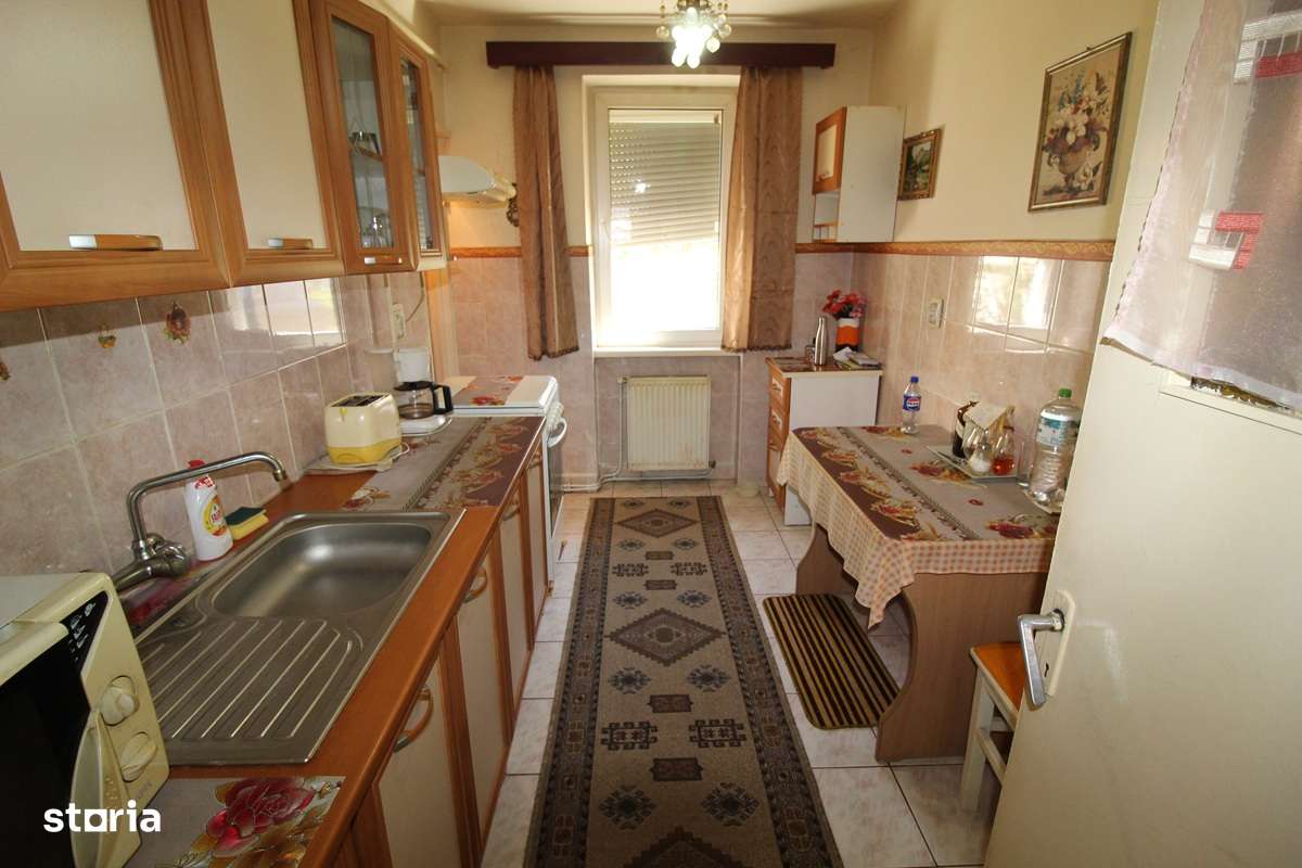 Vând apartament 4 camere în Hunedoara, zona OM-Str.Mățișorului, et. 2-8