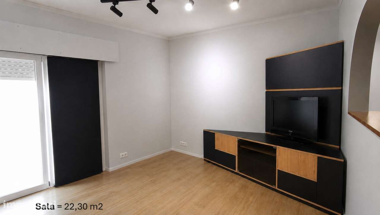 Apartamento T3 com Terraço Amplo e Exposição Solar na Ramada-5