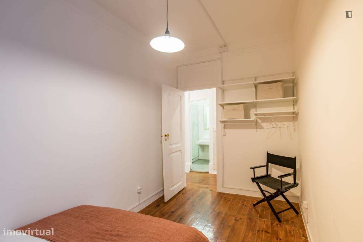 Quarto - localizado em Penha Lisbon - Grande imagem: 2/10