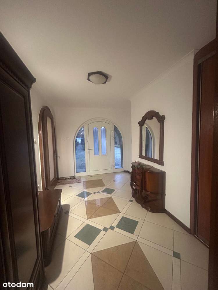 Przestronny dom z pięknym ogrodem w klimacie mini zamku-17