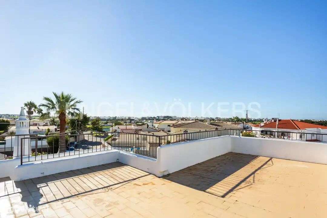 Moradia V5 com jardim e piscina perto da Galé - Grande imagem: 4/30