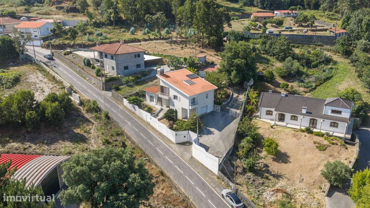 Moradia T3+1 com terreno em Burgães, Santo Tirso-38