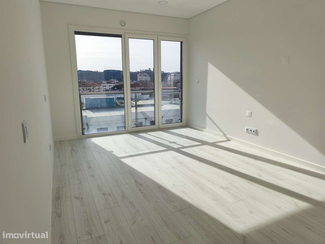 Apartamento T3 Novo c/ Garagem e um parque de Estacionamento-2