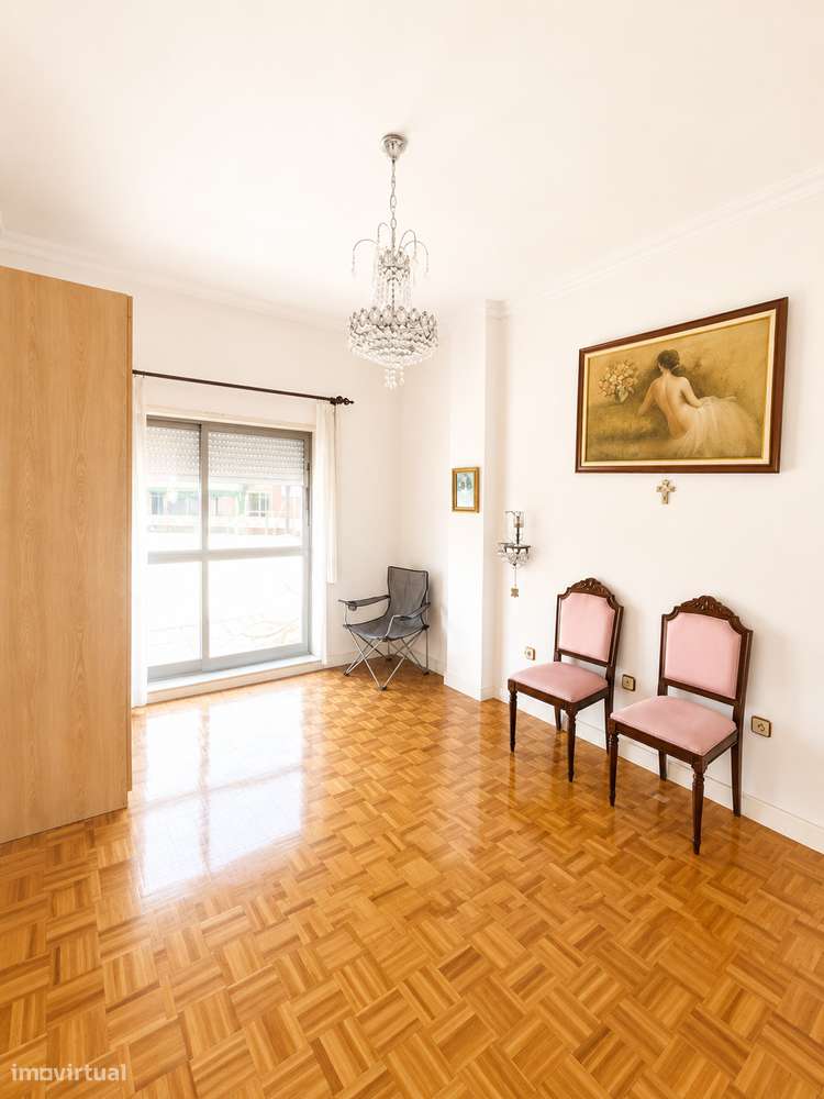 Vende-se apartamento T2 com terraço-7