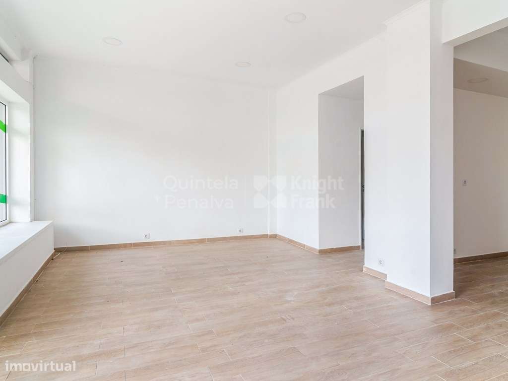 Loja com montra para a rua para arrendar em São João do Estoril - Grande imagem: 2/25