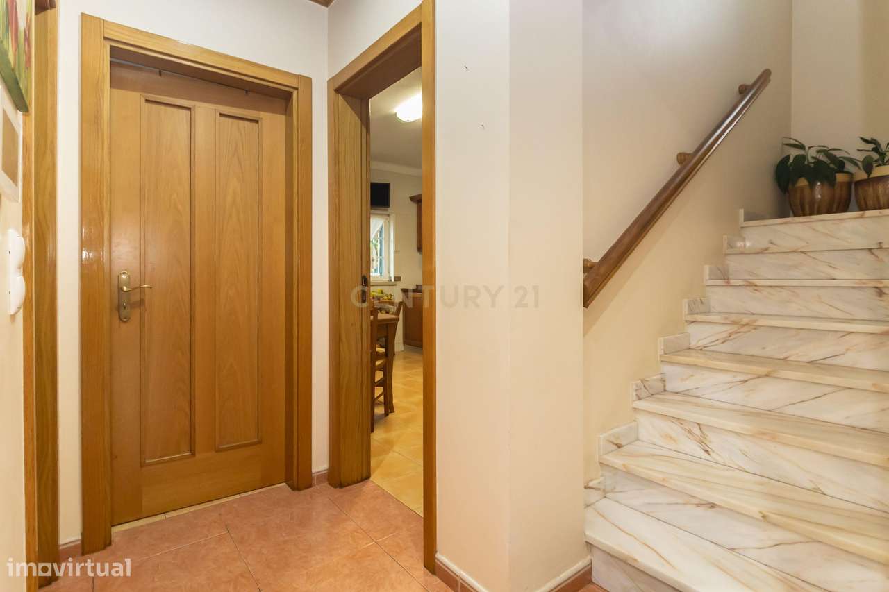 Moradia T4 Independente com garagem e jardim em Setúbal-14