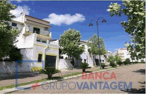 Moradia T2, (parte indivisa correspondente a 50%), em banda, no Bai... - Grande imagem: 2/8