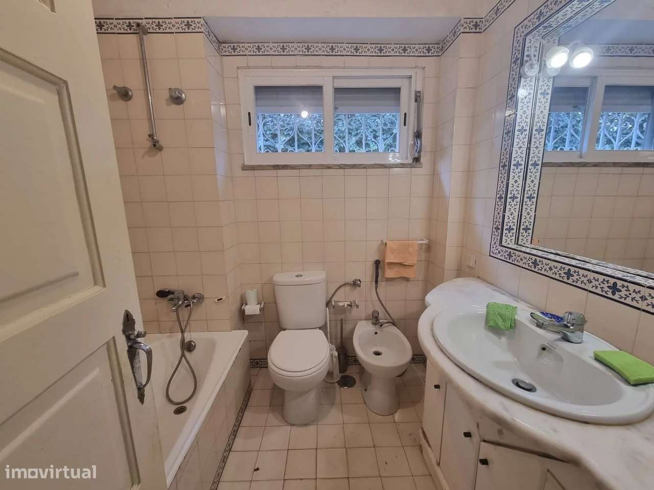 Prédio com 3 apartamentos T2, com Terraço e Jardim na Costa da Caparic-11