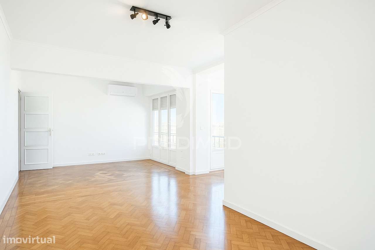 T3 Remodelado com 117 m² | Piso Alto com Elevador | Entrecampos - Grande imagem: 3/32