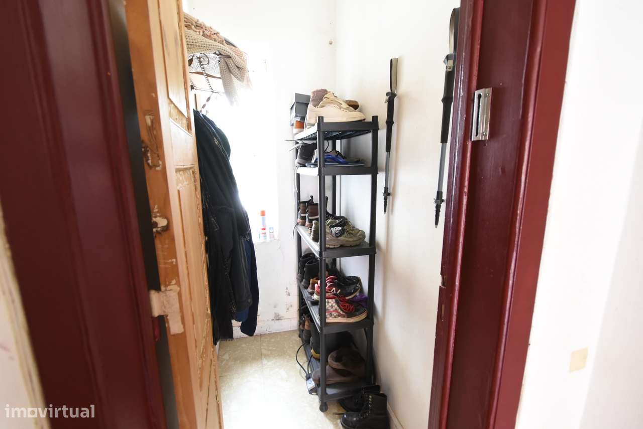 Moradia T4 Geminada com Excelente Espaço Exterior em Algueirão-22