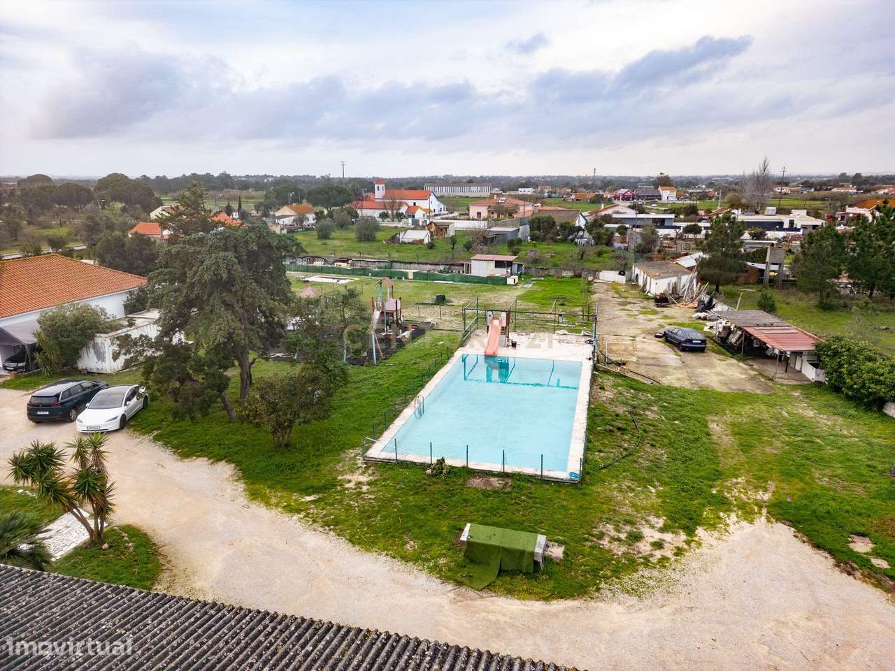 Quinta de 7800 m2  com Casa Principal T3, Apartamento T1 e 6 quartos i-31