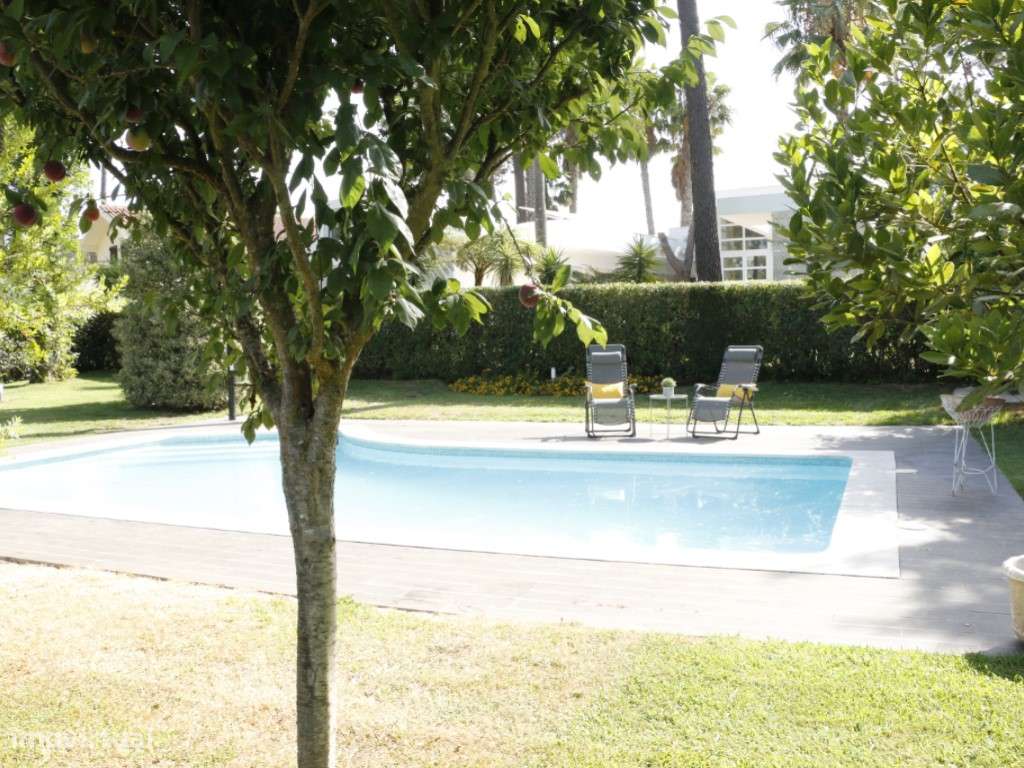 Moradia T4 com Jardim Privado e Piscina na Aroeira-35