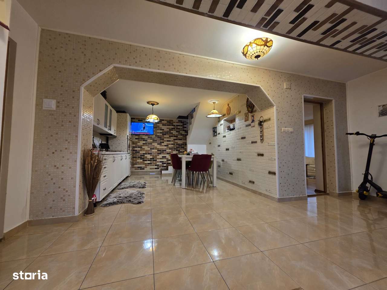 Casă spațioasă cu etaj, utilități complete și piscină – Simeria, HD - Imagine principală: 5/19