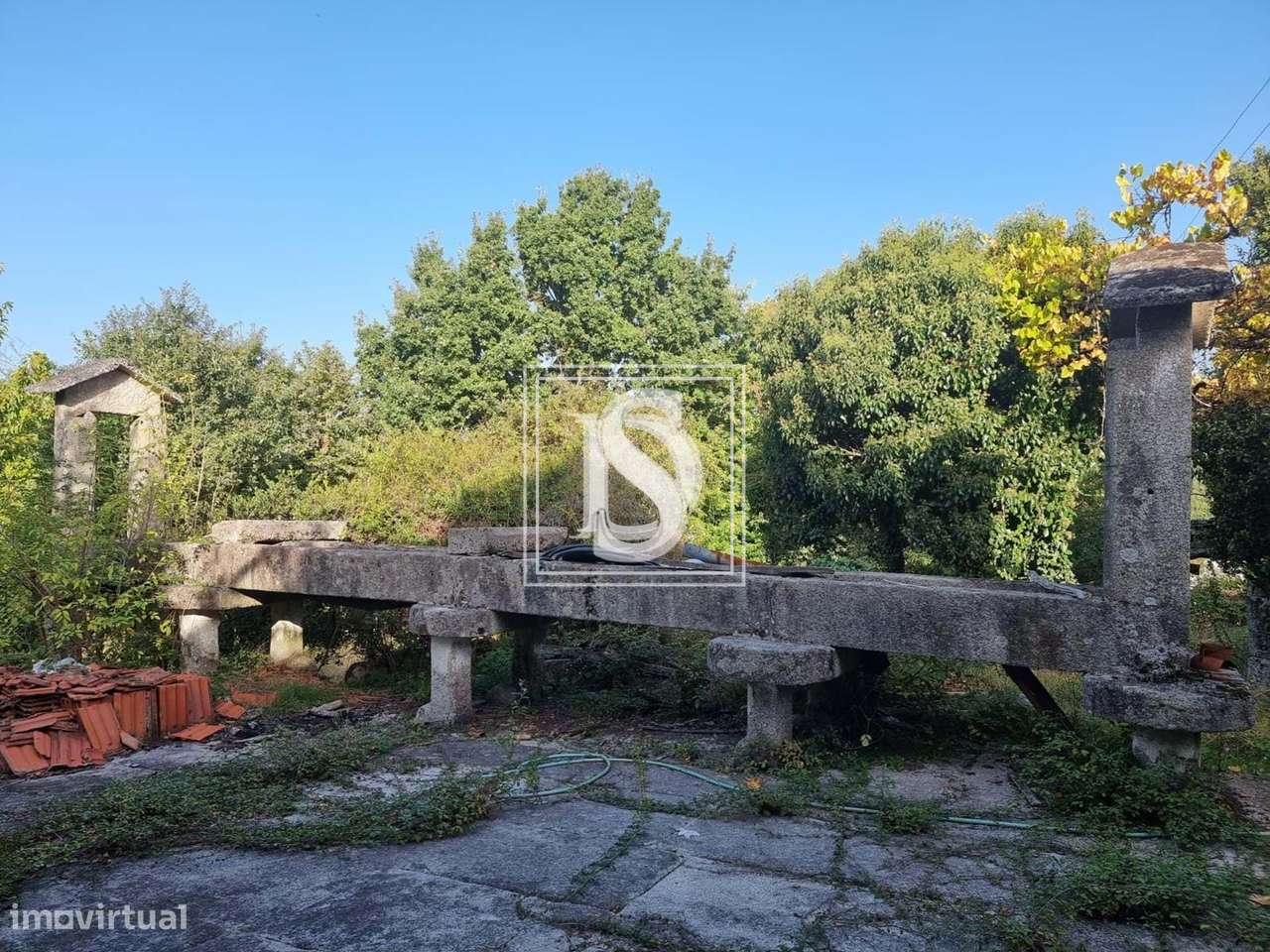 Moradia T5 para Restaurar, com terreno, em Ruivães, Vieira do Minho-10