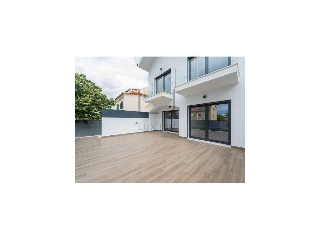 Moradia de Luxo T4 , São Pedro Do Estoril, com Piscina e Garagem-19