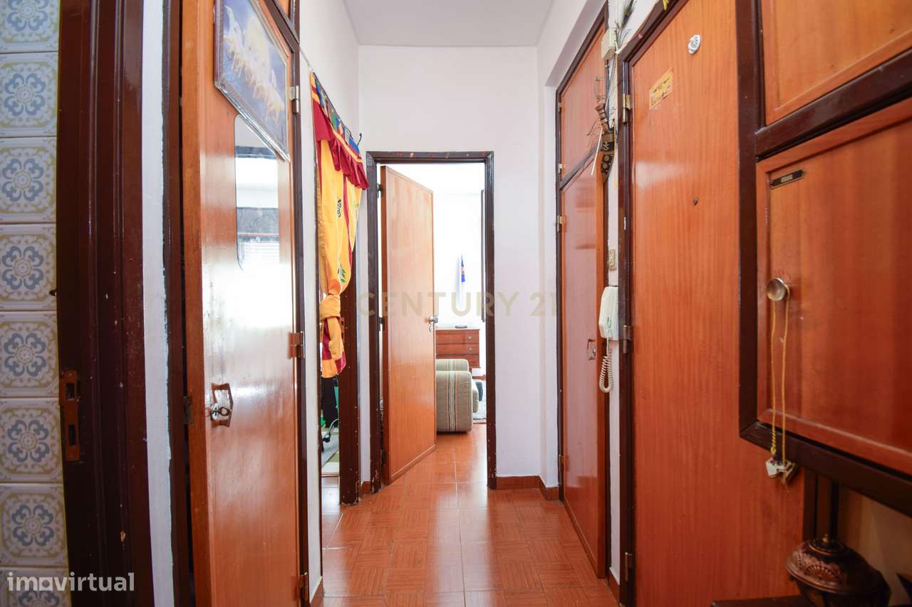 Apartamento T2 em zona central, inserido em prédio com 2 elevadores e-8