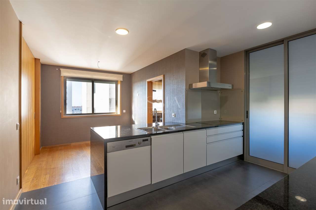 T3+1 com Varanda, 2 Lugares de garagem e Layout Personalizado, Ramalde-10