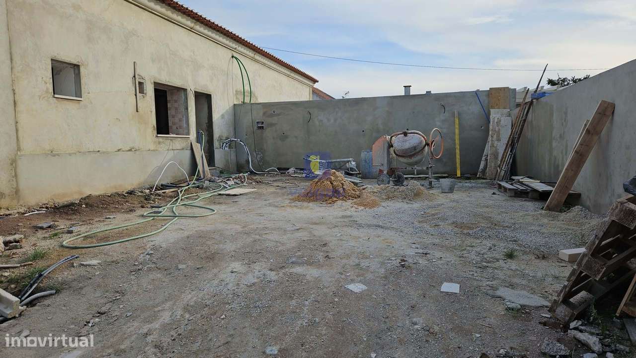 Moradia em Construção com Piscina e Espaço Exterior - Grande imagem: 1/15