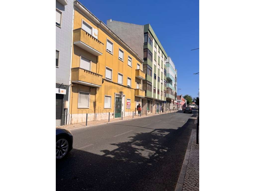 T4+1 no Centro da Amadora ideal para famílias-31
