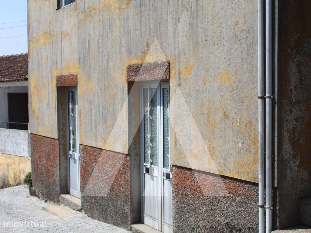 Moradia para restaurar no centro das Talhadas - Sever do Vouga - Grande imagem: 4/50
