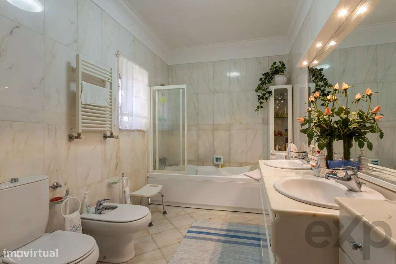 Moradia de Prestígio com Piscina-24