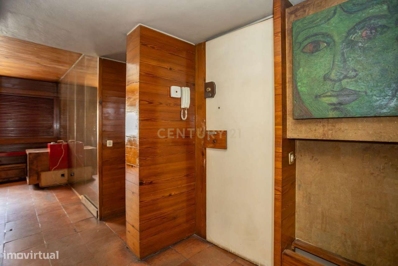 Apartamento T2 para remodelação nas Picoas -Lisboa-11