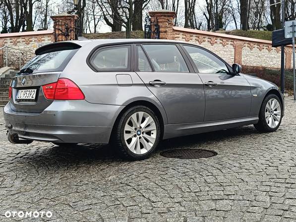 BMW Seria 3 320d Touring xDrive - 10