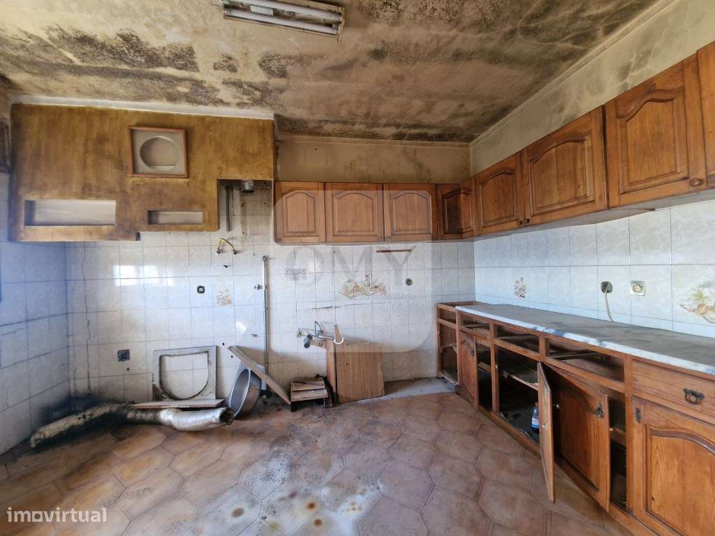 Moradia com 3 Pisos e Logradouro em Loureiro, Peso da Régua - Grande imagem: 4/22