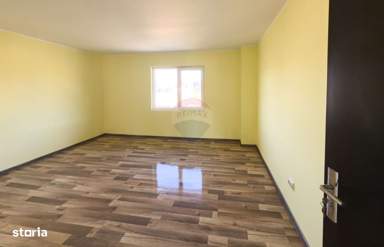 Casă / Vilă cu 8 camere de vânzare în zonă centrală - Urlati-18