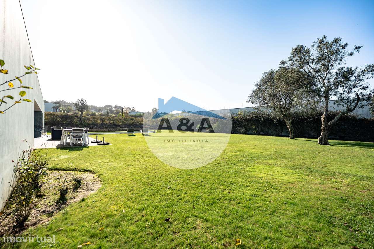 Villa Exclusiva de Arquitetura Contemporânea inserida na Natureza d...-11