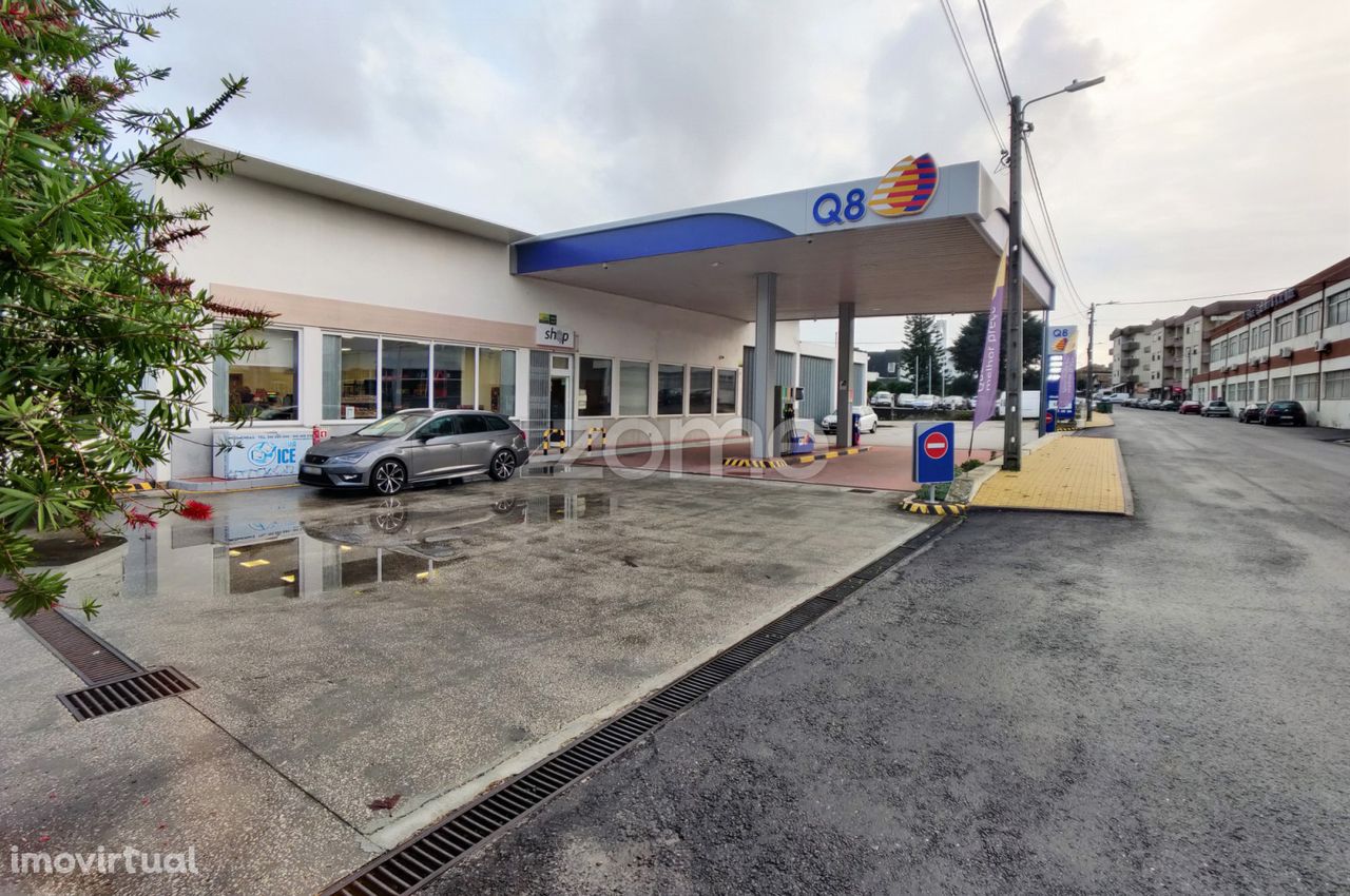 Oficina Auto c/ Armazém e Posto de Combustíveis em Bustelo, OAZ