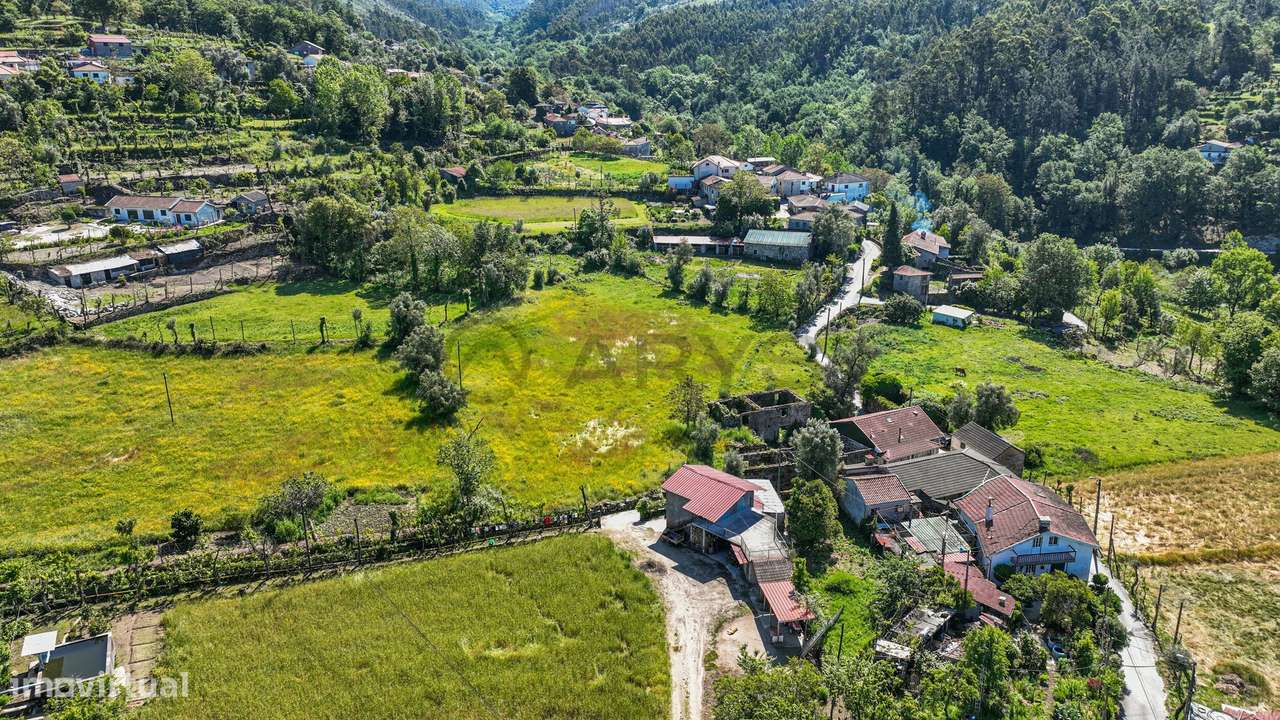 Terreno com duas moradias para restauro - Grande imagem: 2/30